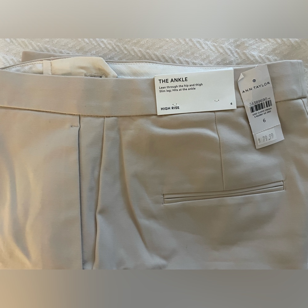 Ann Taylor NWT women’s khaki pants. Size 6